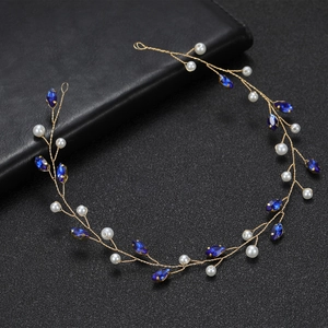 Detail eines Braut-Haarbands mit marquise blauen Kristallen und Perlen auf Golddraht