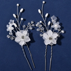 Forcine per capelli da sposa argentate con fiori bianchi opachi e perle