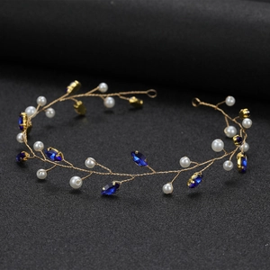 Details des handgefertigten Braut-Stirnbandes mit blauen Kristallen und Perlen