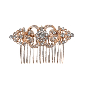 Vue détaillée du peigne à cheveux de mariée doré avec des motifs floraux vintage en strass