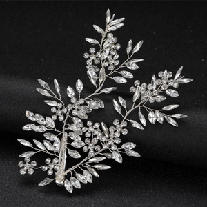 Pince à cheveux de mariée fleurie argentée avec cristaux marquise et design fait main