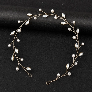 Eleganter goldener Brauthaarschmuck mit Kristallen und Perlen für Hochzeitsfrisuren