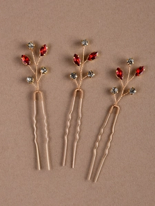 Macro de trois épingles à cheveux en U dorées avec cristaux marquise rouges et blancs