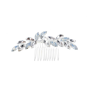 Détail du peigne à cheveux de mariée en forme de feuille avec cristaux et alliage argenté