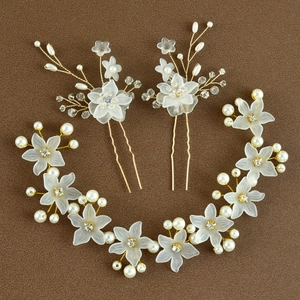 Set accessori capelli fatti a mano con fiori in resina bianca e perle da sposa