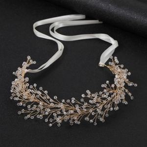 Eleganter goldener Braut Haarschmuck mit Kristallen und weißen Satinbändern für Hochzeiten