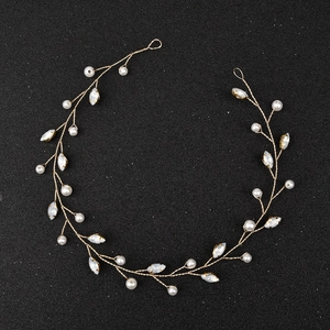 Detail von Brauthaarschmuck mit Markis-Kristallen und Perlen auf goldenem Blumendraht