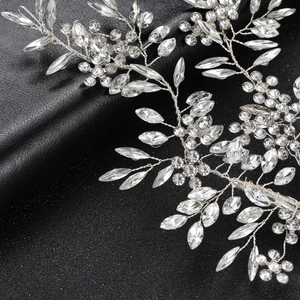 Vigne de cheveux de mariée faite main avec feuilles argentées et strass sur fond noir
