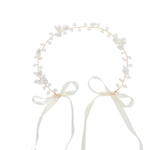 Detail von Braut-Haarschmuck mit Muschelblüten und Perlen auf goldenem Draht