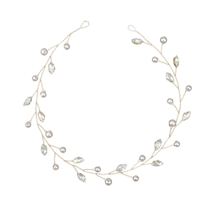Nahaufnahme von goldenem Braut-Haarschmuck mit Marquise-Kristallen und weißen Perlen