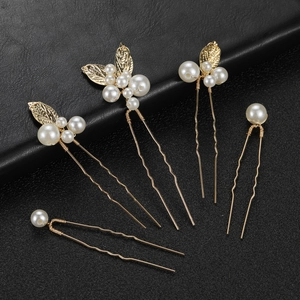 Set de 5 épingles à cheveux feuilles dorées et perles blanches sur fond noir texturé