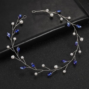Detail von Braut-Haarband mit blauen Marquise-Strasssteinen und weißen Perlen