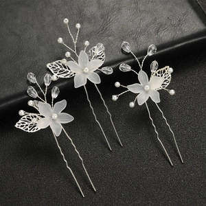 Lot de trois épingles à cheveux de mariée avec fleurs blanches et perles sur tiges argent
