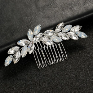 Détail du peigne de mariage avec cristaux marquise et feuilles argentées sur cuir noir