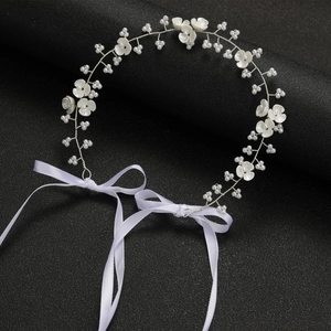Eleganter Braut-Haarschmuck mit weißen Muschelblüten, Perlen und Seidenbändern auf Silberdraht