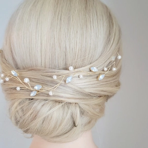 Detail der Braut-Haarranke mit cremefarbenen Perlen und blauen Kristallen auf Golddraht