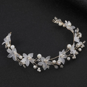 Handgefertigtes Brautstirnband mit weißen matten Blumen, Perlen und Kristallen auf Golddraht