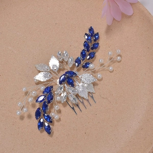 Détail du peigne à cheveux de mariée avec cristaux bleus et feuilles d'argent