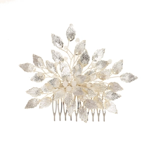 Dettaglio del pettine per capelli in argento con foglie e perle per acconciature da sposa
