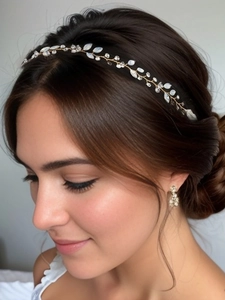 Dettaglio della fascia da sposa in filo dorato con perline opali e orecchini abbinati