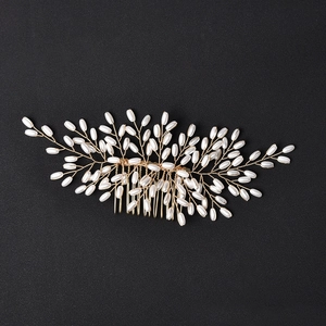 Peigne à cheveux de mariée fait main avec épis dorés et perles blanches