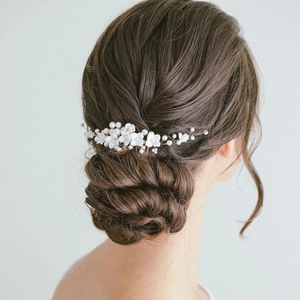 Détails du peigne à cheveux de mariée avec fleurs en céramique blanche et perles