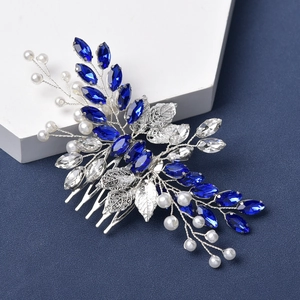 Détail du peigne mariée avec strass marquise bleus et perles argentées