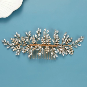 Detail der Braut Haarkamm mit Marquise Kristallen und Perlen auf goldenen Zweigen