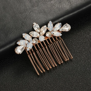 Eleganter Brauthaarkamm mit roségoldenem Metall und Opal-Strasssteinen im Blütendesign