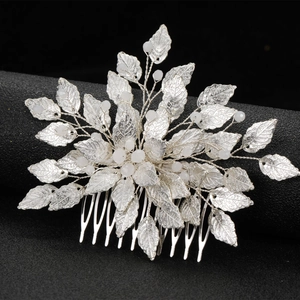 Elegante pettine per capelli da sposa con foglie di metallo argentato e perle bianche fini