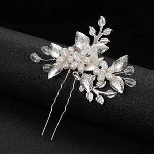 Détail macro de l'épingle à cheveux feuilles argentées avec perles et cristaux de mariage