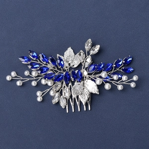 Détail du peigne à cheveux mariée avec strass marquise bleus et perles