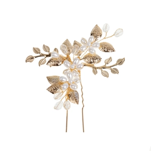 Détail d'épingle à cheveux dorée avec feuilles, perles blanches et cristaux pour mariage