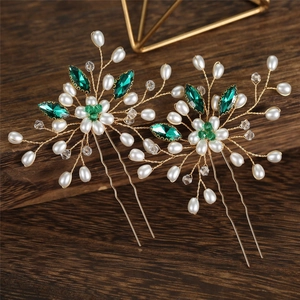 U-shaped hair pin set with emerald green crystals and white teardrop pearls for weddings