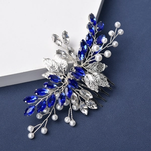 Détail de peigne à cheveux de mariée fait main avec cristaux bleus et feuilles d'argent