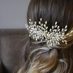 Peigne à cheveux de mariée avec perles et feuilles dorées sur cheveux ondulés