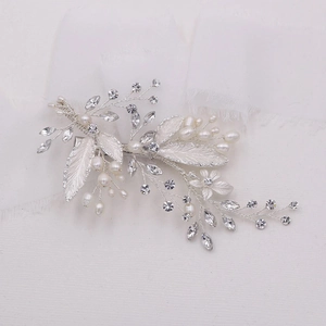 Pince à cheveux de mariée élégante avec perles et strass sur feuilles de fleurs argentées