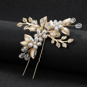 Gros plan sur l'épingle à cheveux en feuilles dorées avec perles blanches et cristaux