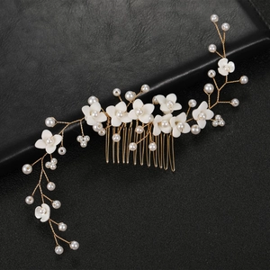 Peigne à cheveux de mariée fait main avec fleurs en céramique blanche et perles
