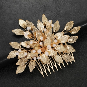 Pettine per capelli a foglia dorata con perle bianche per acconciatura da sposa