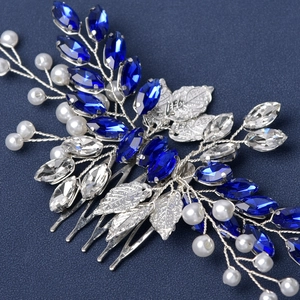 Détail macro du peigne à cheveux argenté avec pierres marquise bleues et perles