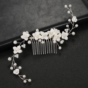 Peigne à cheveux de mariage argenté avec fleurs en céramique blanches et perles pour mariée