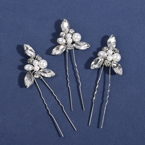 Vue détaillée des épingles à cheveux en U pour mariée avec cristaux marquise et perles