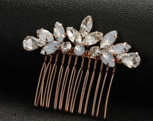 Eleganter Braut-Haarkamm aus Roségold mit Opal-Kristallen und weißen Tropfensteinen