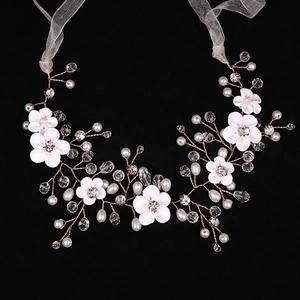 Détails d'un accessoire de cheveux mariée doré rose avec fleurs et perles