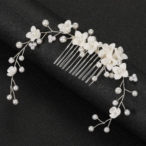 Peigne à cheveux de mariée élégant avec fleurs en céramique blanche et perles faites à la main