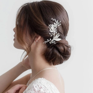 Pince à cheveux de mariée faite main avec feuilles argentées, cristaux et perles élégantes