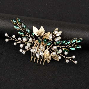 Peigne à cheveux de mariée doré avec cristaux bleus et perles sur fond noir