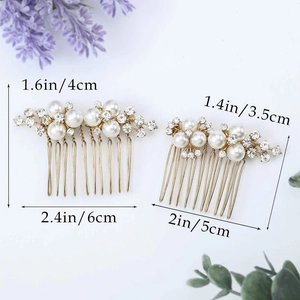 Dettaglio di due pettini per capelli a fiore in oro con perle bianche e strass da sposa
