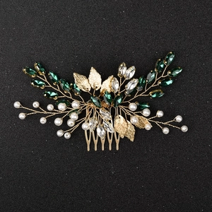 Détail du peigne à cheveux doré avec cristaux émeraude et perles blanches